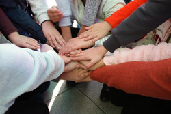 Mit einem Handschlag der Kinder beginnt die Veranstaltung