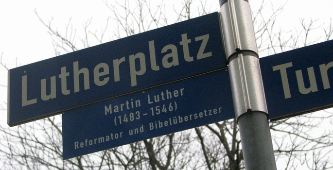 Neue Zusatzbeschilderung am Lutherplatz.